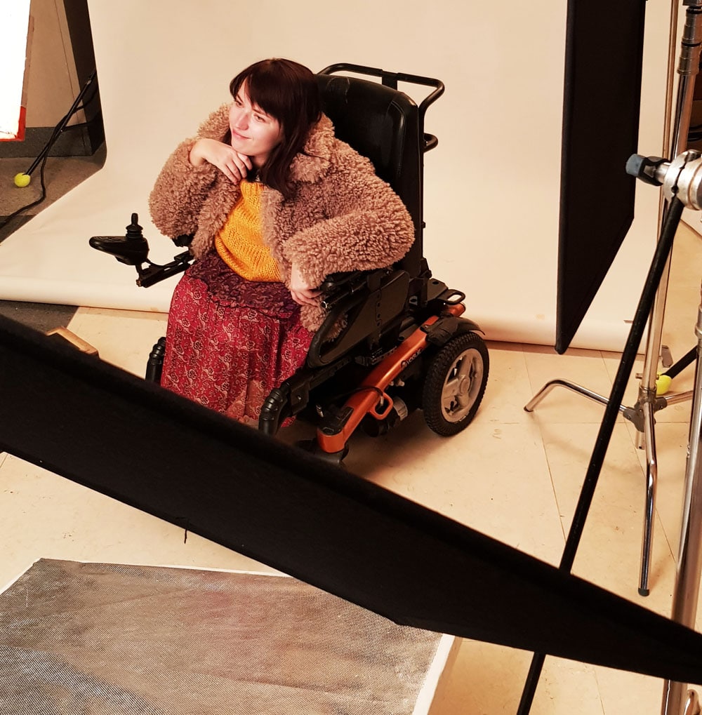 niepełnosprawna dziewczyna na wózku z reklamy orange love