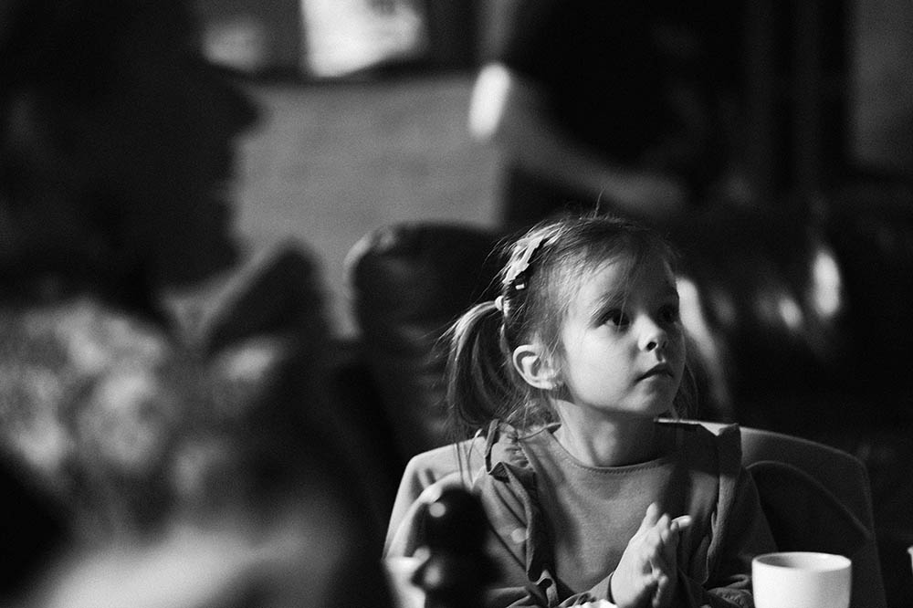 Mała dziewczynka bije brawo w trakcie festiwalu kryminału i horroru Dreszczówka.
